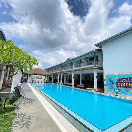 Alia Residence Business Resort Padang Mat Sirat Exteriör bild