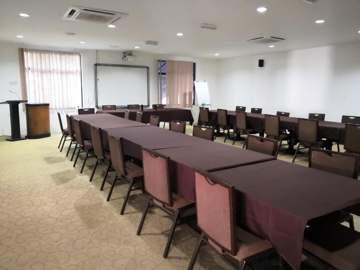 Alia Residence Business Resort Padang Mat Sirat Exteriör bild