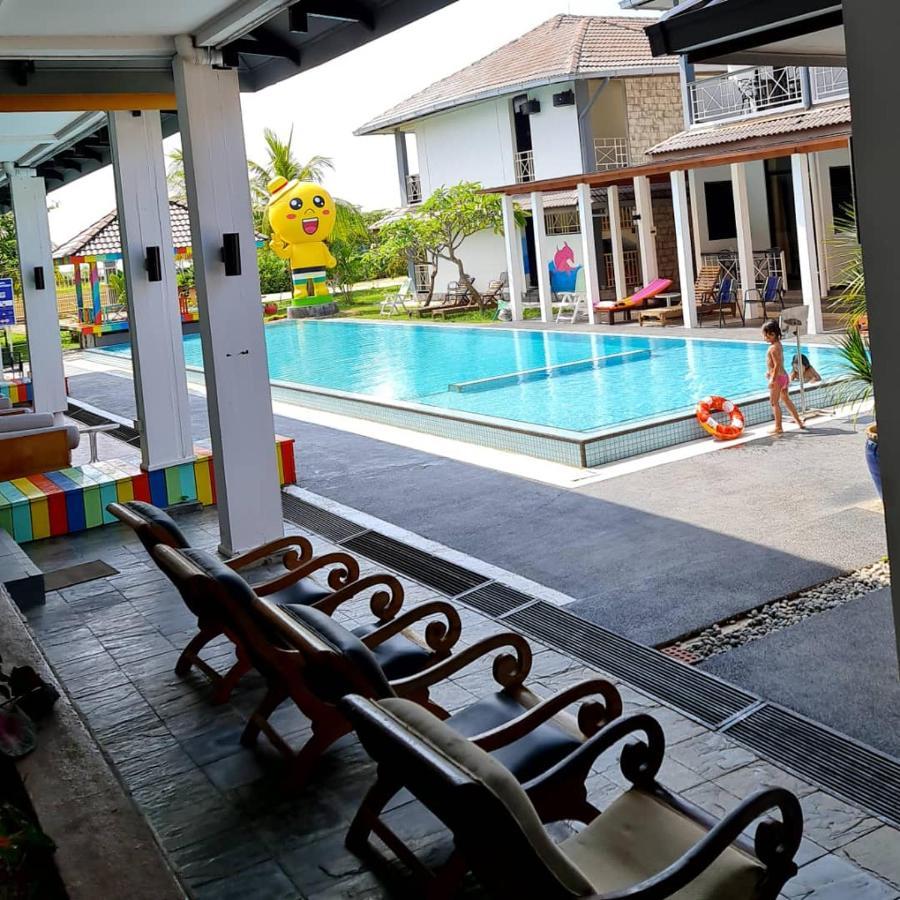 Alia Residence Business Resort Padang Mat Sirat Exteriör bild