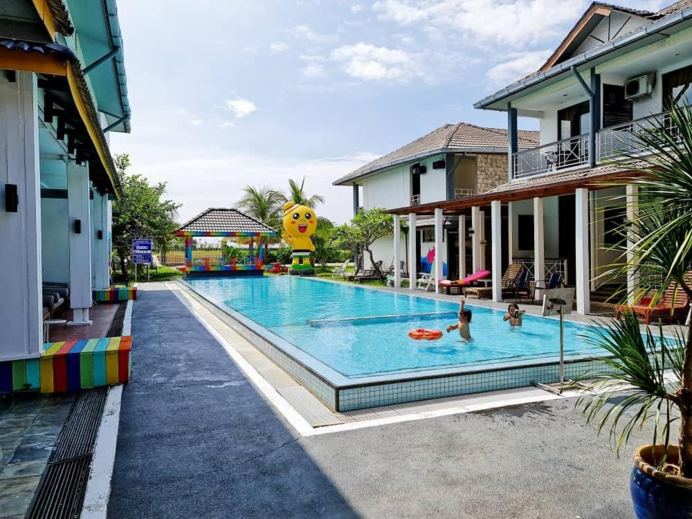 Alia Residence Business Resort Padang Mat Sirat Exteriör bild