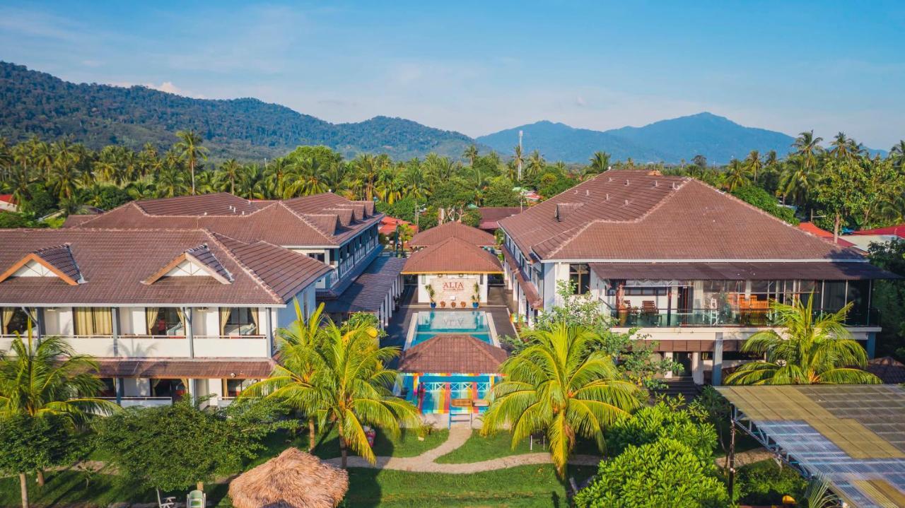 Alia Residence Business Resort Padang Mat Sirat Exteriör bild