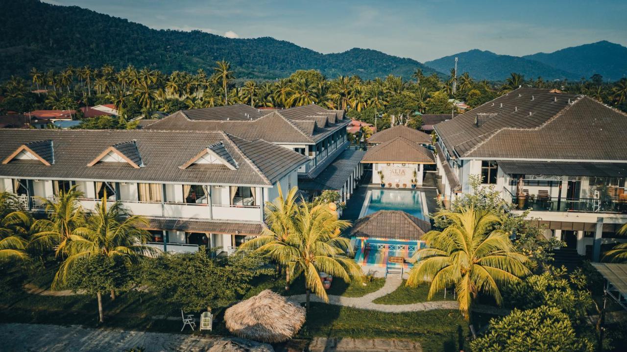 Alia Residence Business Resort Padang Mat Sirat Exteriör bild