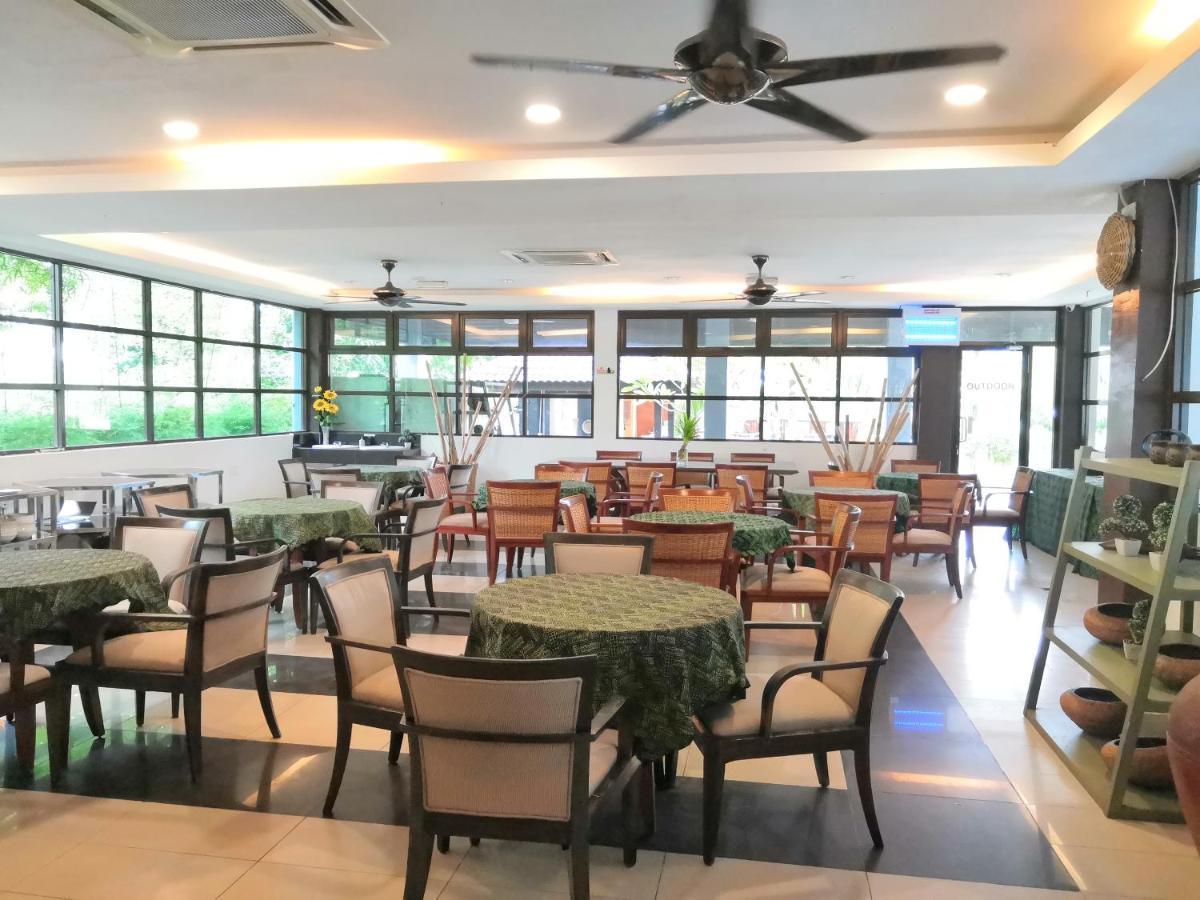 Alia Residence Business Resort Padang Mat Sirat Exteriör bild