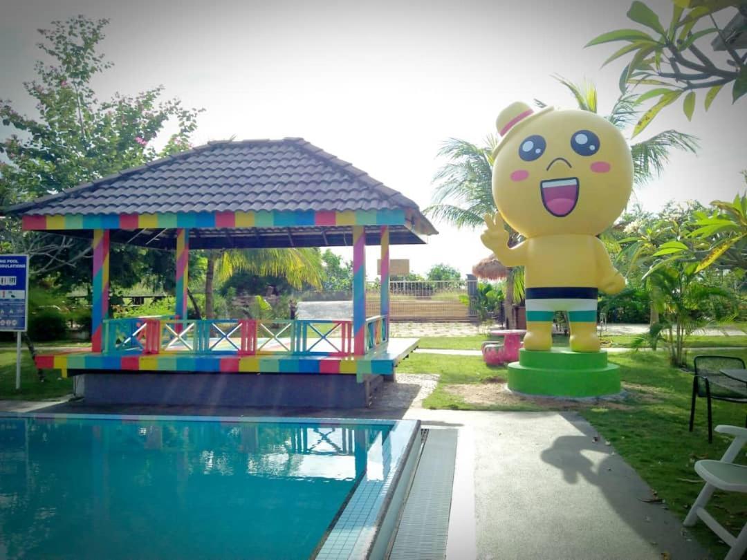 Alia Residence Business Resort Padang Mat Sirat Exteriör bild