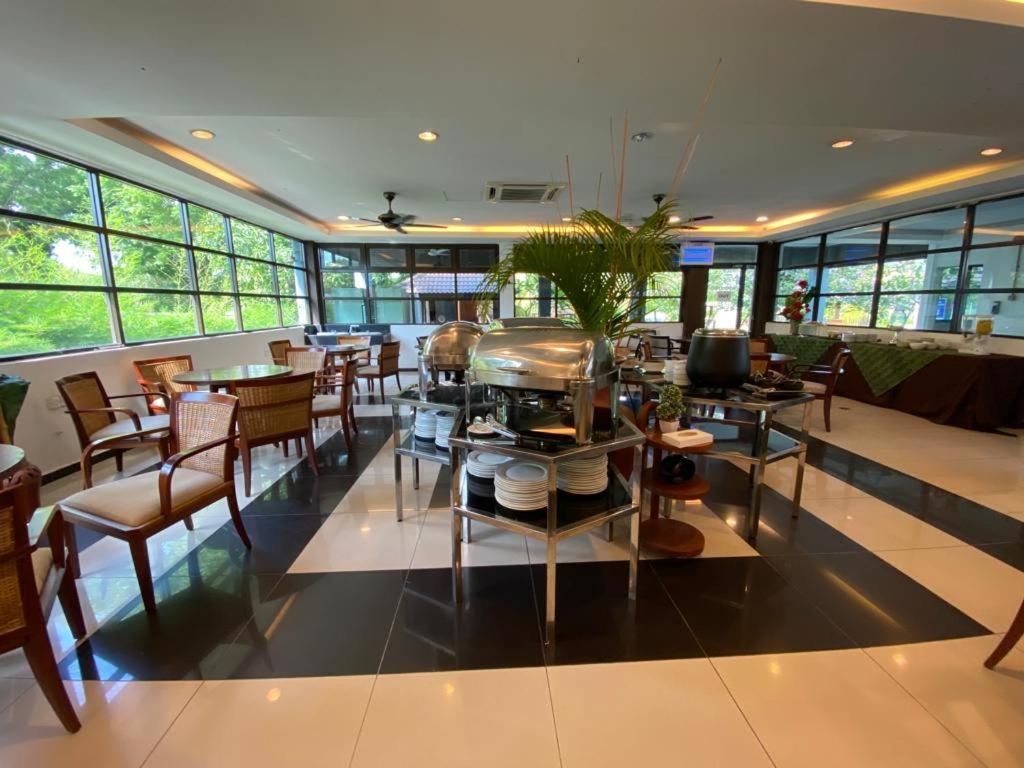 Alia Residence Business Resort Padang Mat Sirat Exteriör bild