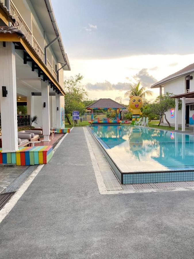 Alia Residence Business Resort Padang Mat Sirat Exteriör bild