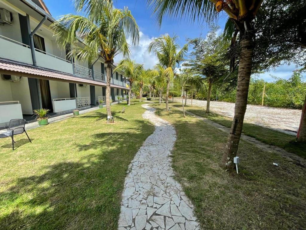Alia Residence Business Resort Padang Mat Sirat Exteriör bild