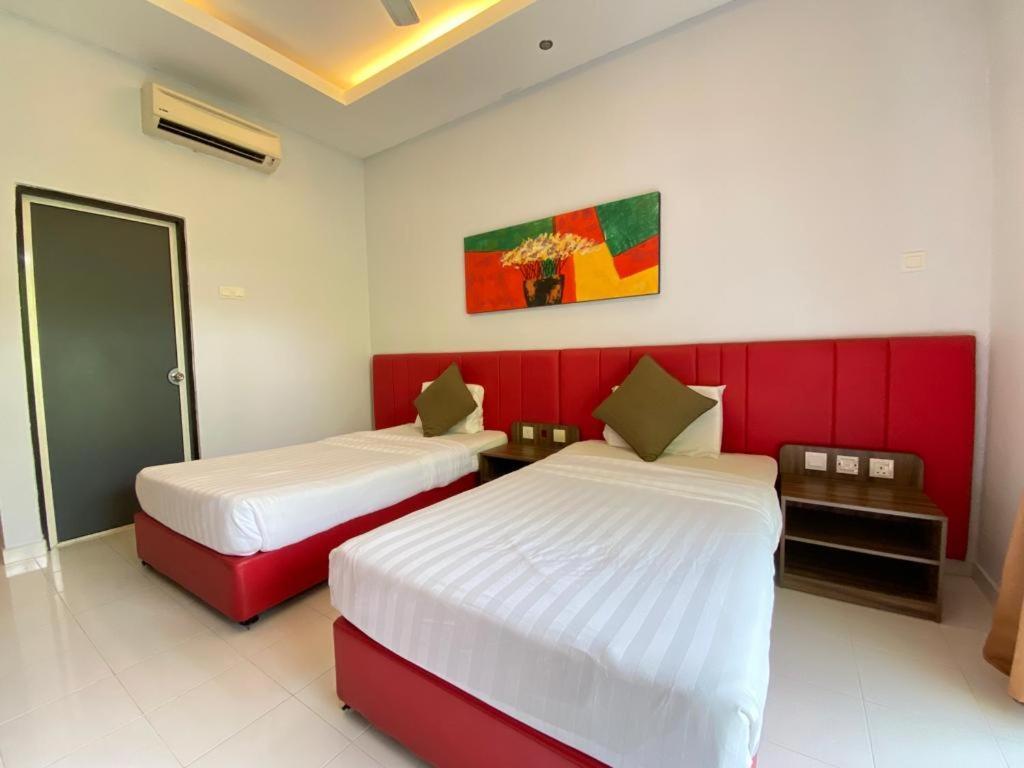 Alia Residence Business Resort Padang Mat Sirat Exteriör bild