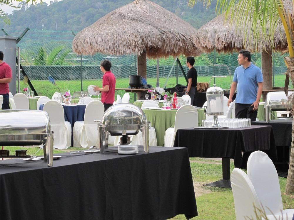 Alia Residence Business Resort Padang Mat Sirat Exteriör bild