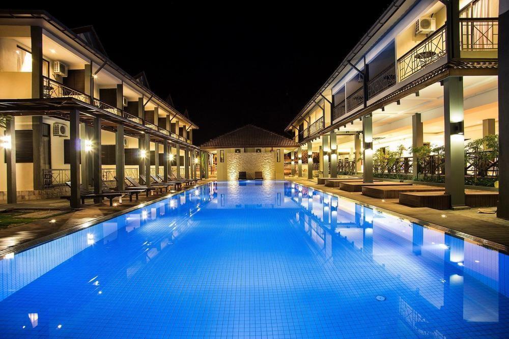 Alia Residence Business Resort Padang Mat Sirat Exteriör bild