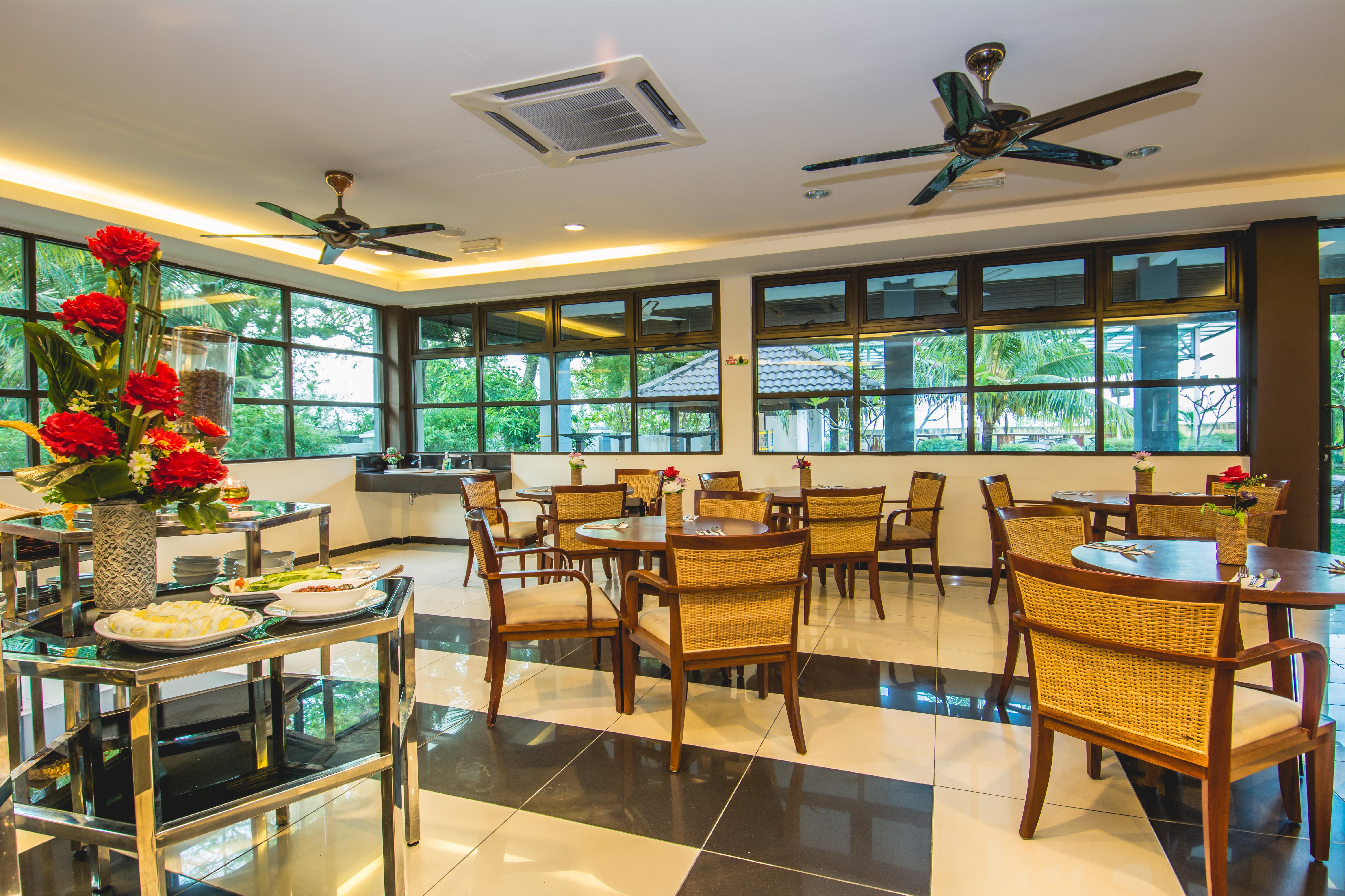 Alia Residence Business Resort Padang Mat Sirat Exteriör bild