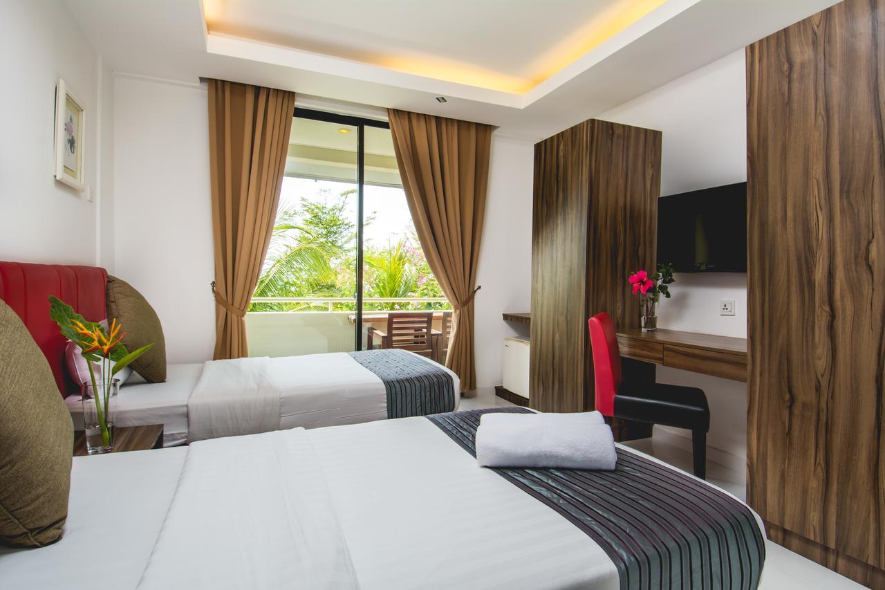 Alia Residence Business Resort Padang Mat Sirat Exteriör bild