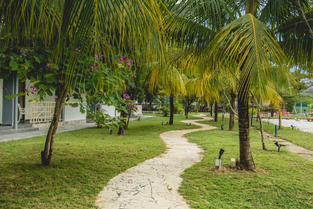 Alia Residence Business Resort Padang Mat Sirat Exteriör bild