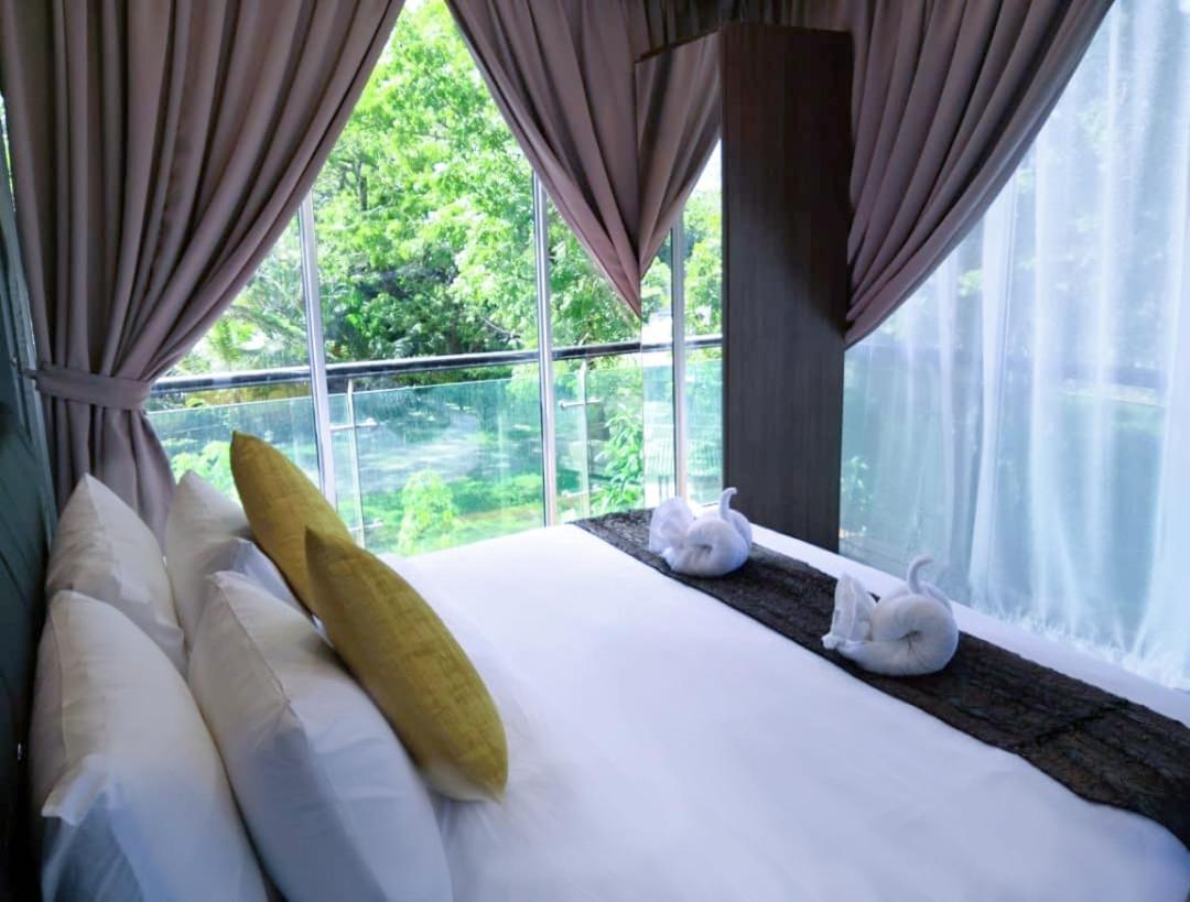 Alia Residence Business Resort Padang Mat Sirat Exteriör bild