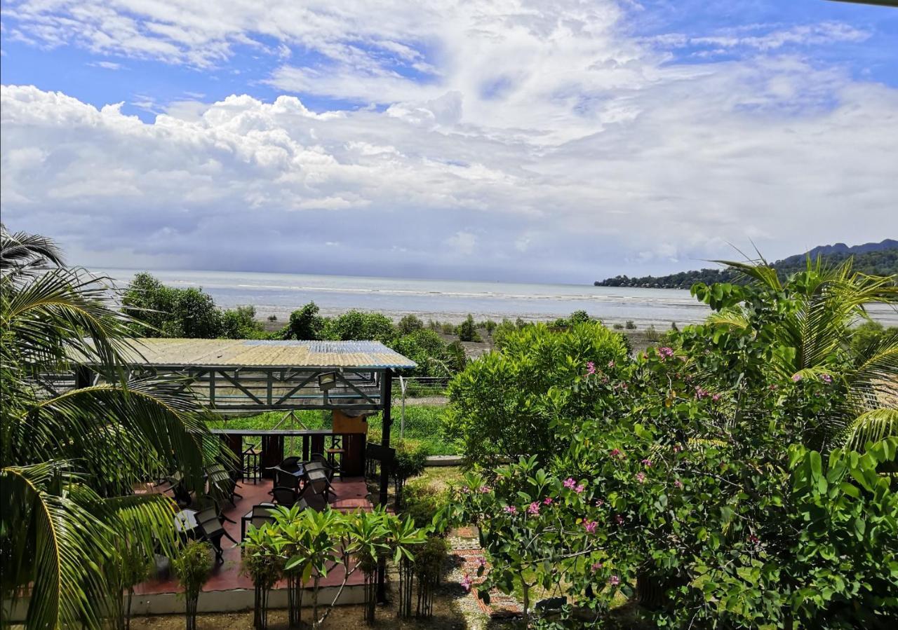 Alia Residence Business Resort Padang Mat Sirat Exteriör bild