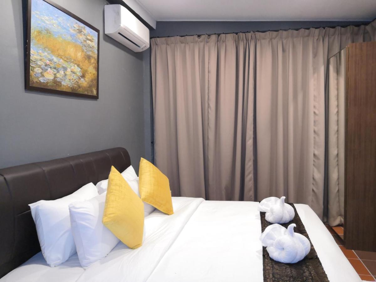 Alia Residence Business Resort Padang Mat Sirat Exteriör bild