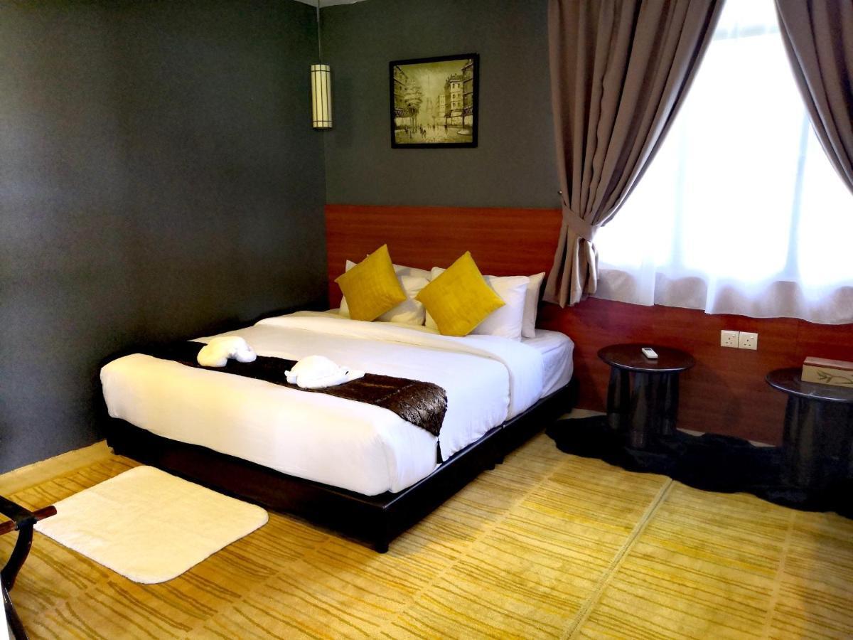 Alia Residence Business Resort Padang Mat Sirat Exteriör bild