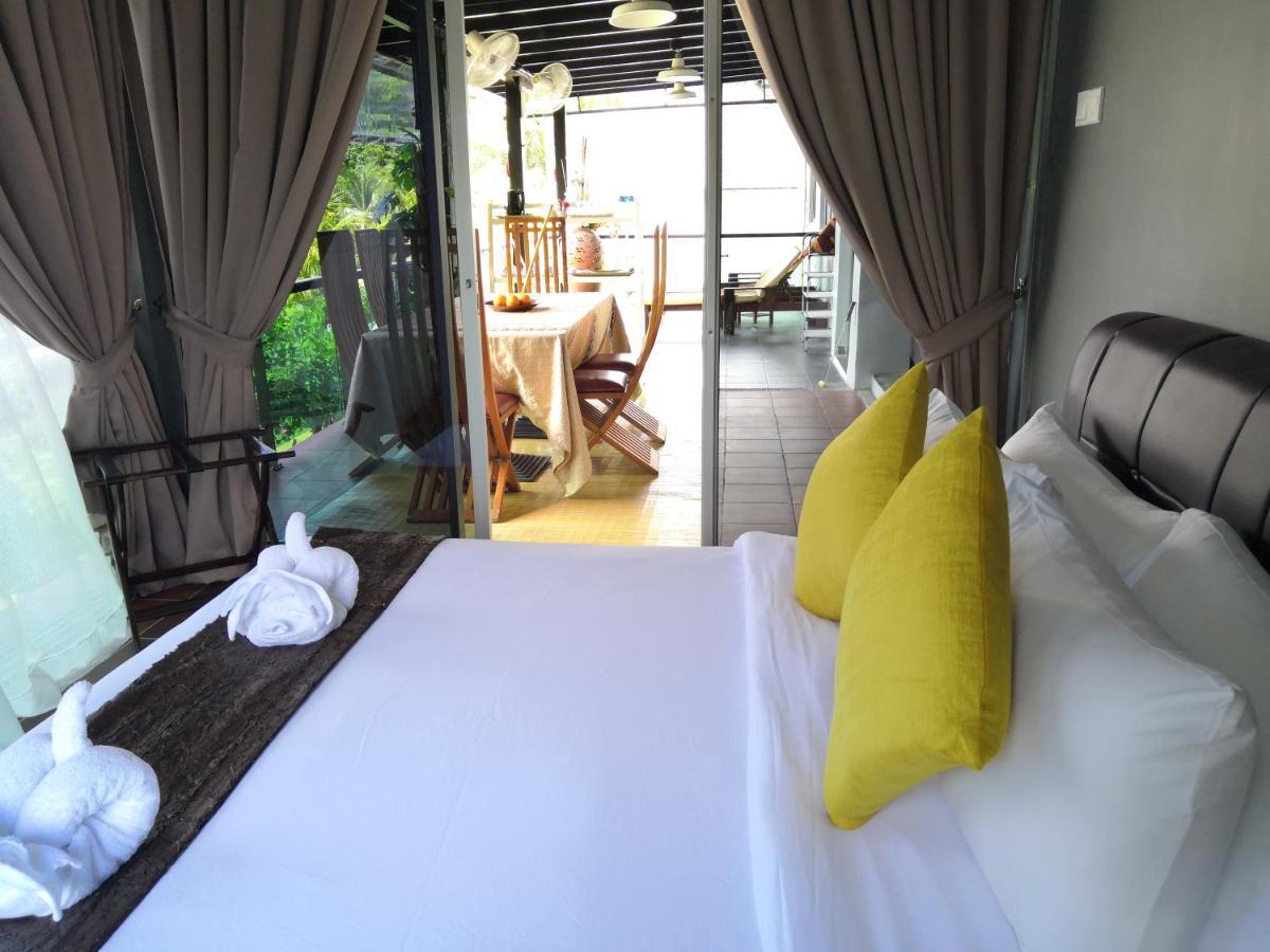 Alia Residence Business Resort Padang Mat Sirat Exteriör bild