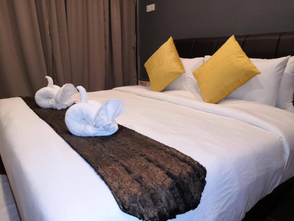 Alia Residence Business Resort Padang Mat Sirat Exteriör bild